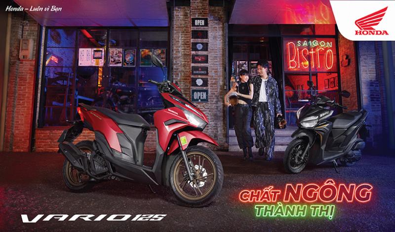 Một chiếc Vario đen nhám đang di chuyển trên đường phố Việt Nam thể hiện sự linh hoạt
